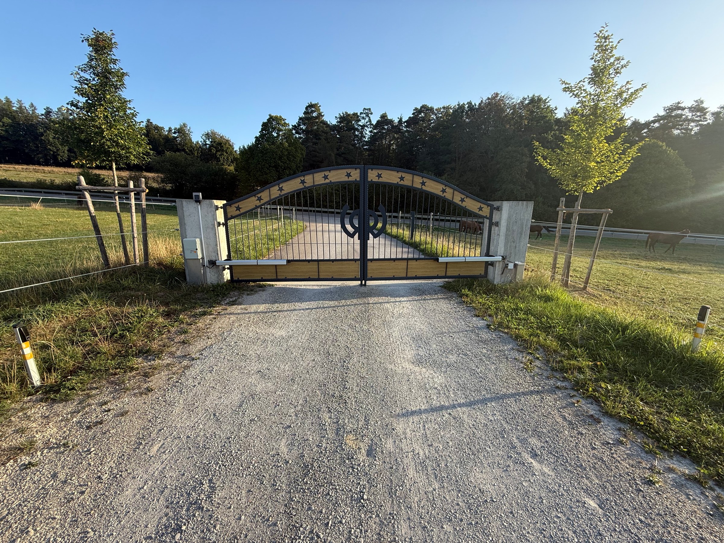 Die Einfahrt zur Wood Road Ranch