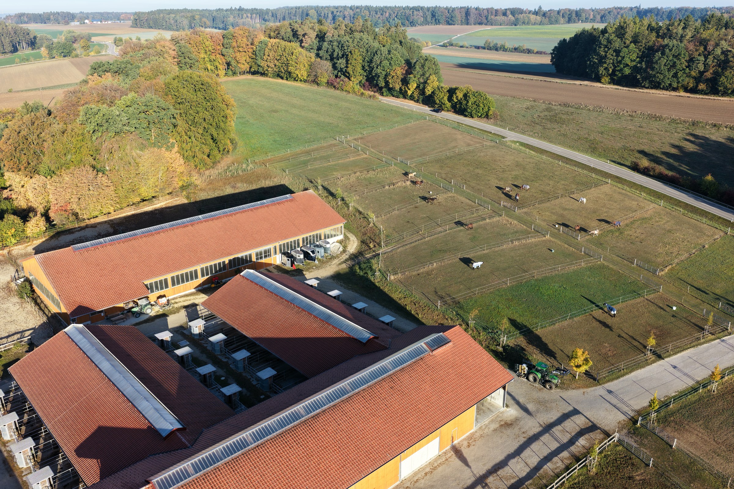 Luftaufnahme der Stallgebäude und angrenzenden Ausläufe